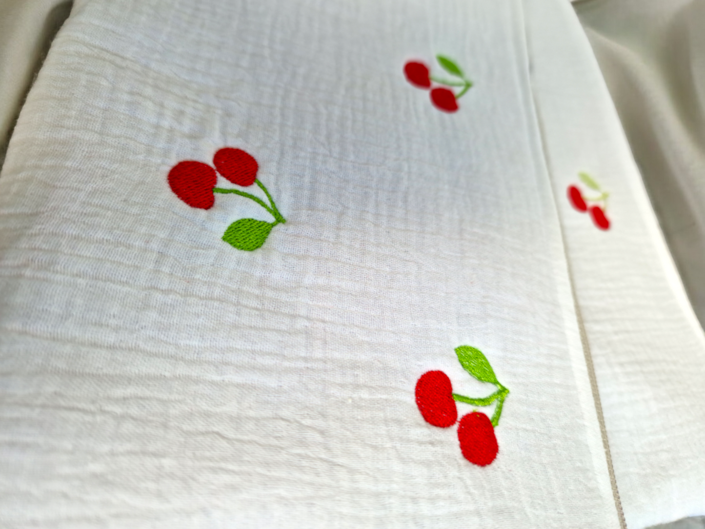 Be a Cherry "Bag" hangenähte Tasche aus Musselin mit gestickten Kirschen