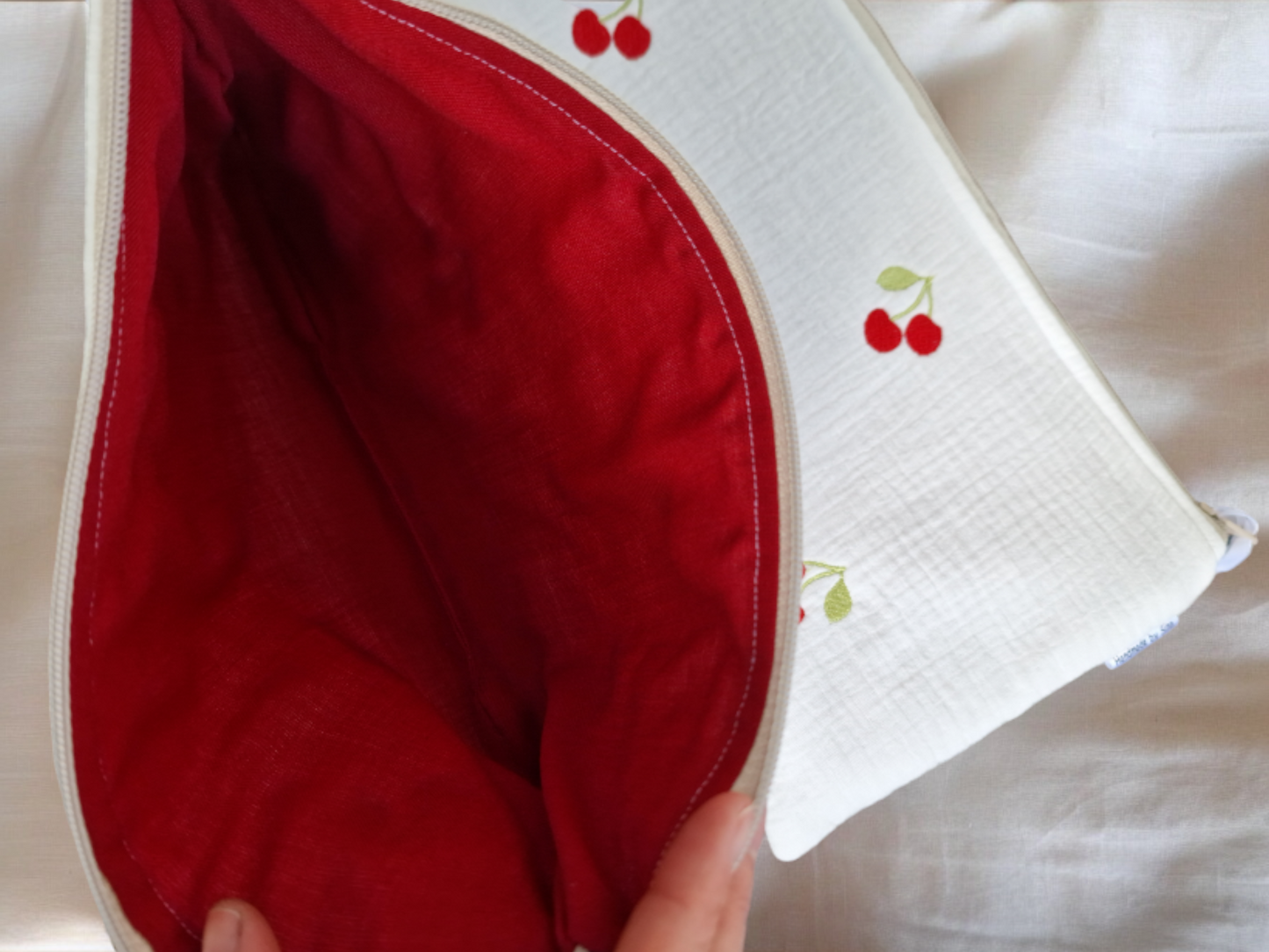 Be a Cherry "Bag" hangenähte Tasche aus Musselin mit gestickten Kirschen