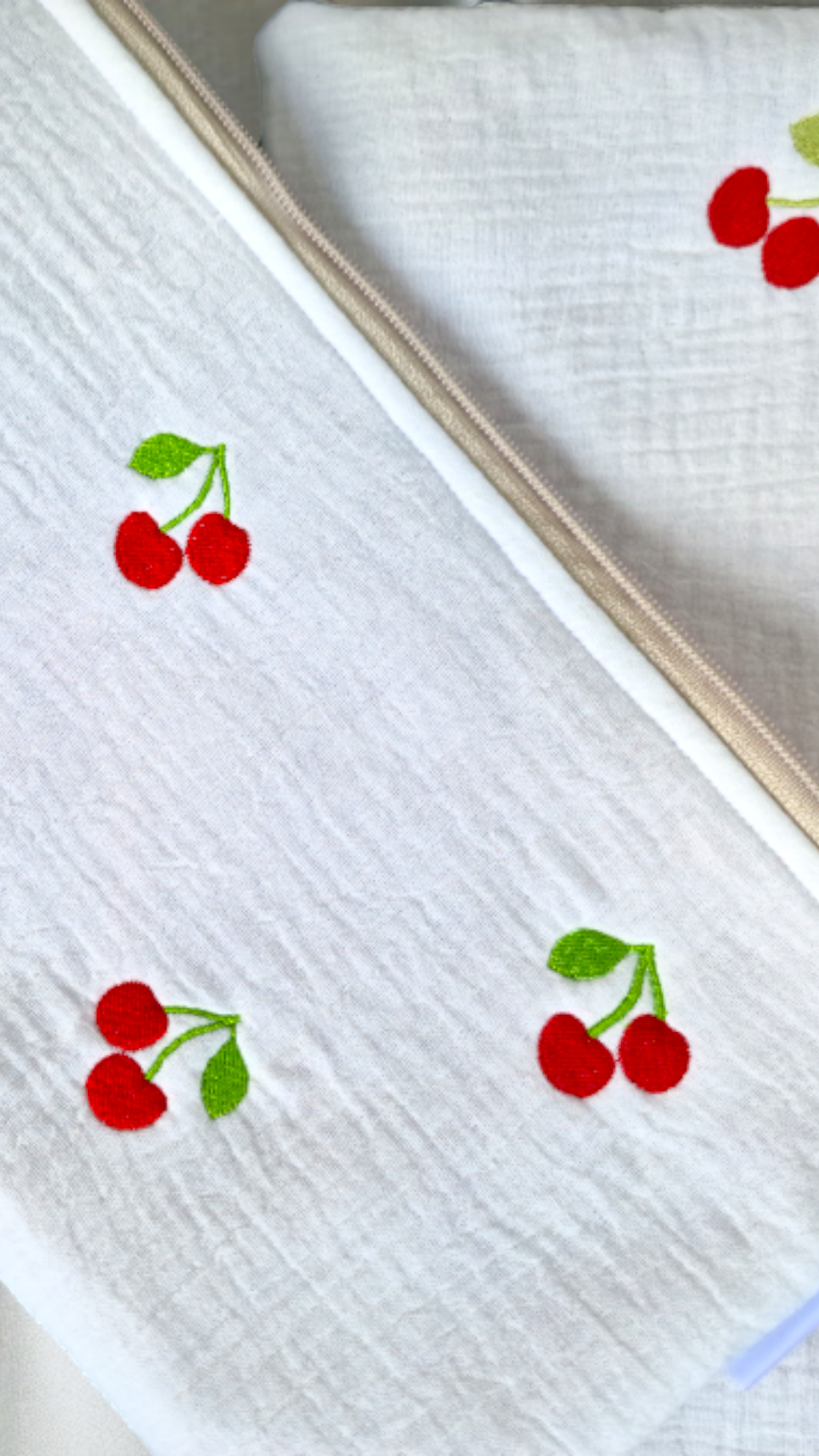 Be a Cherry "Bag" hangenähte Tasche aus Musselin mit gestickten Kirschen
