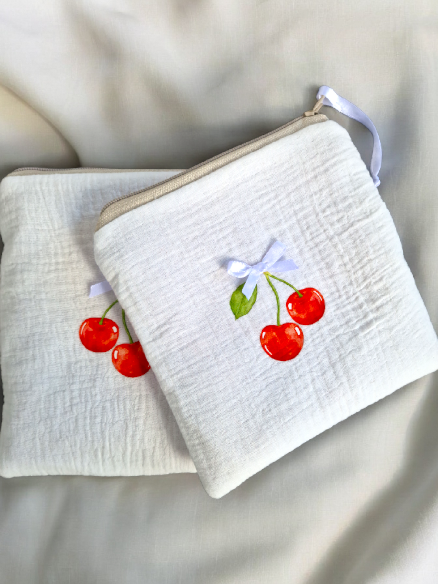 Be a Cherry "Bag small" hangenähte Tasche aus Musselin mit gestickten Kirschen