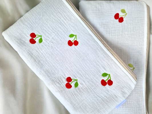 Be a Cherry "Bag" hangenähte Tasche aus Musselin mit gestickten Kirschen