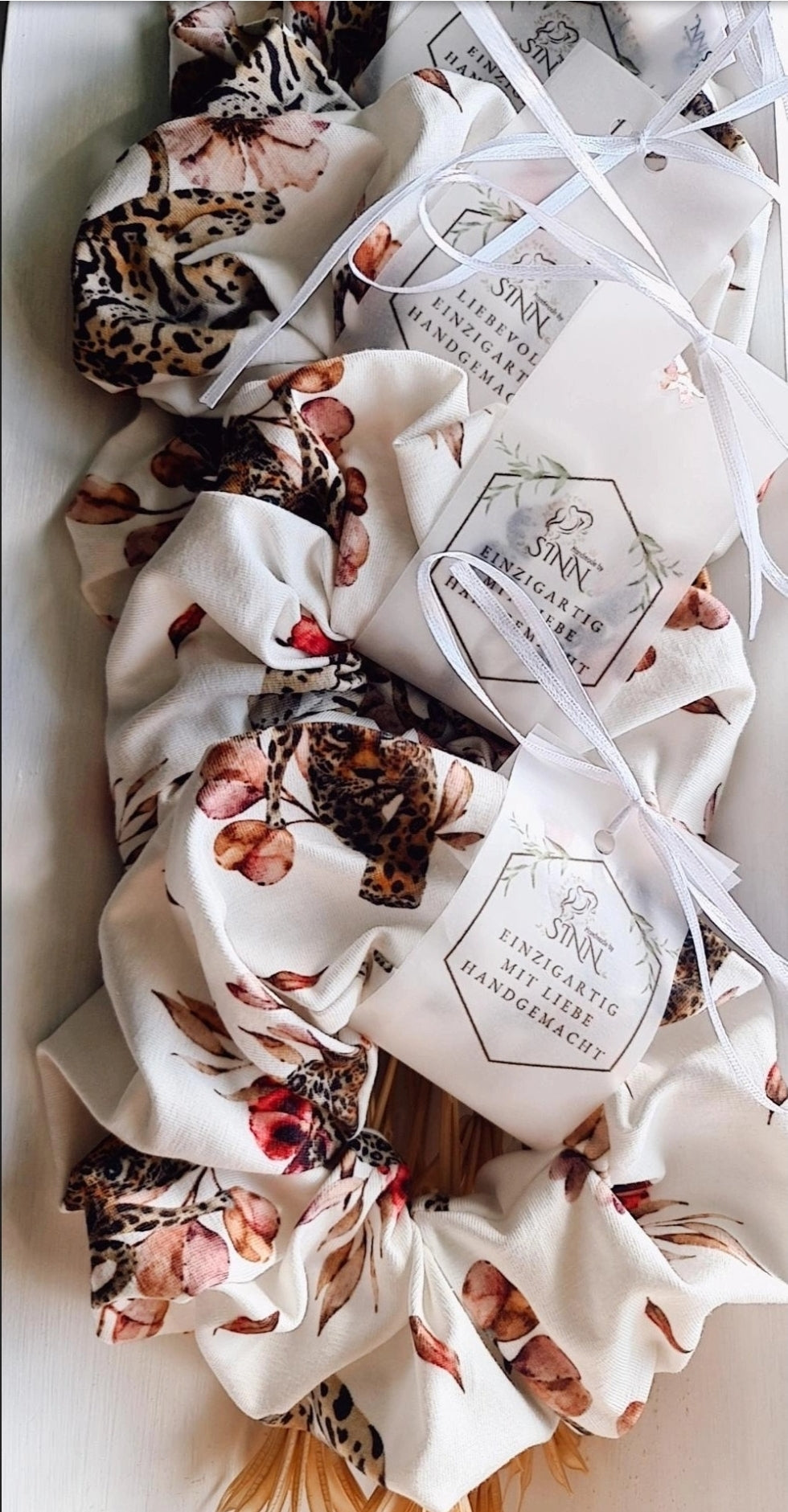 Scrunchie " White Leo"