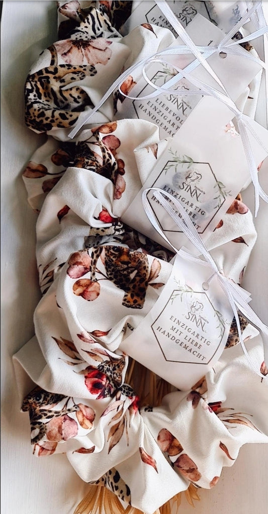 Scrunchie " White Leo"